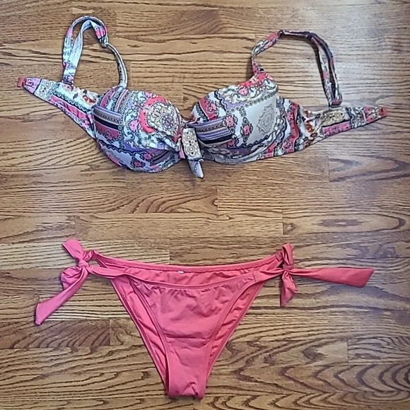 Bikini - Picture 2 of 10